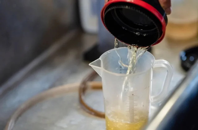 How to Descale an Ice Maker With Vinegar