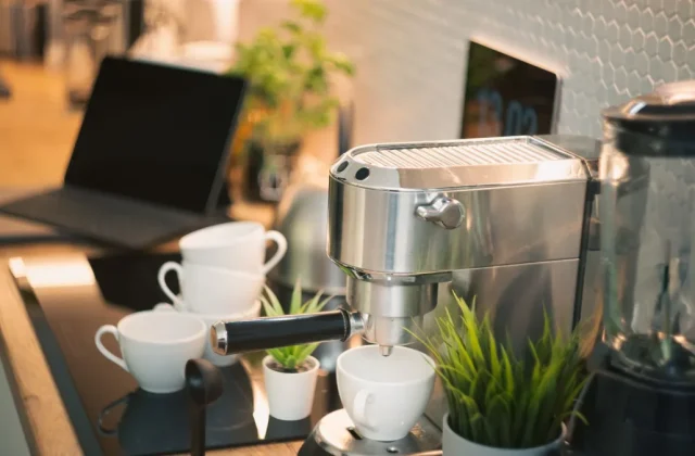 How Countertop Ice Makers Work and Who They Suit