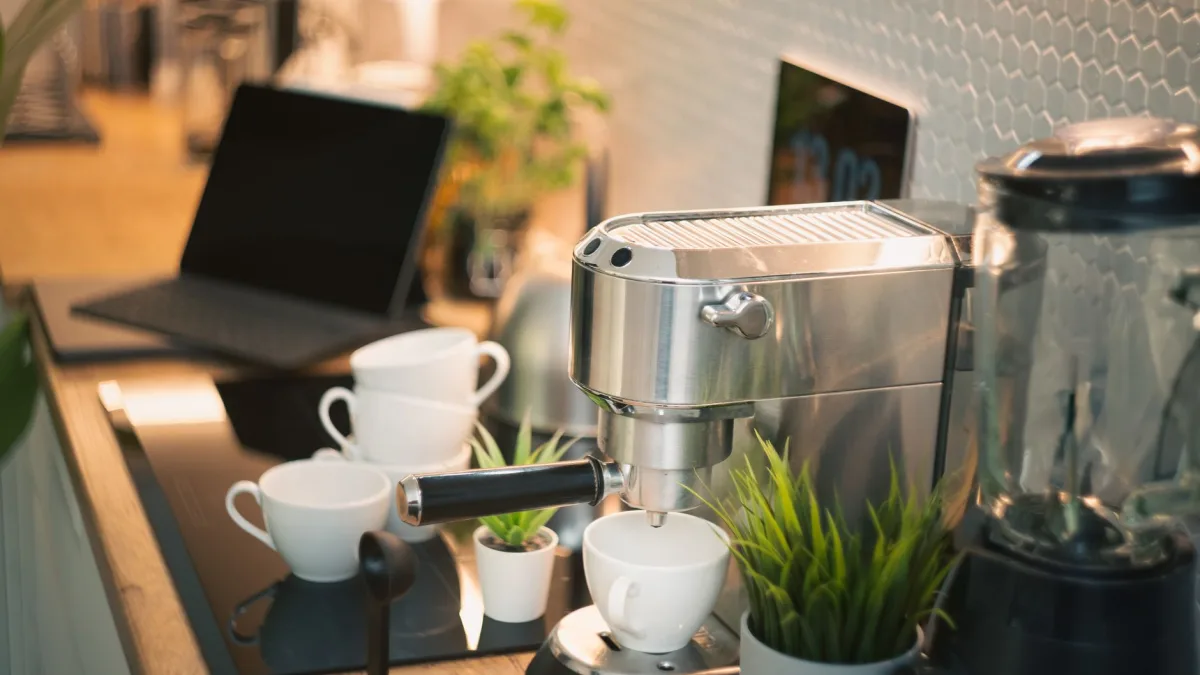 How Countertop Ice Makers Work and Who They Suit