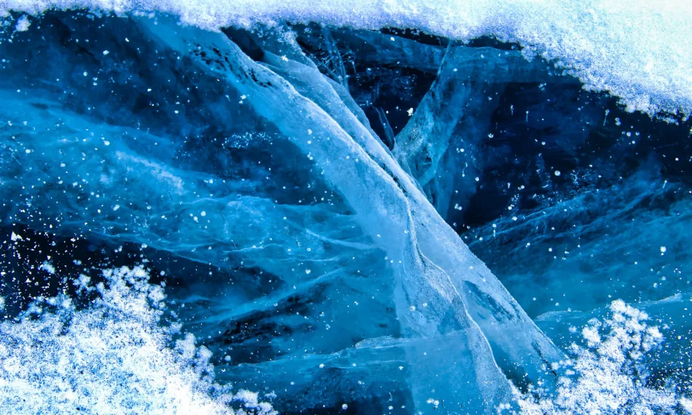 cutaway diagram of ice maker freezing water